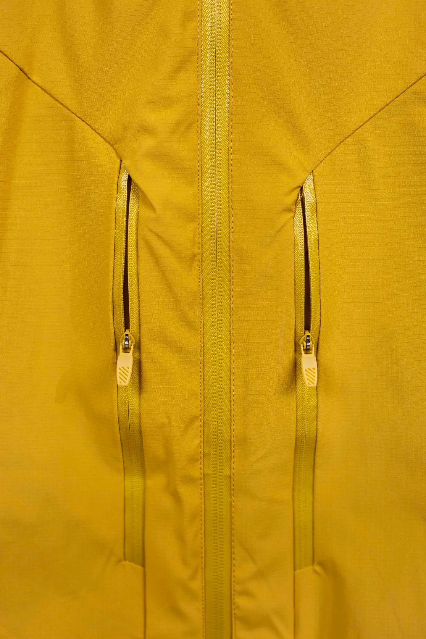 P390 Stone lsland/Stone Island new winter windproof, waterproof and warm hooded cotton jacket Size: M-3XL Color: mustard yellow carbon black beige brown olive green Enjoy the big-brand outdoor warmth experience at an affordable price! Each of the four colors has its own characteristics, and they continue the same outdoor functional design of Kolon: hooded and windproof, multiple pockets are practical, and the fabric has excellent warmth and wind resistance. With high cost performance, it brings a wearing experience that is not inferior to that of big brands. This winter, it is the right choice.